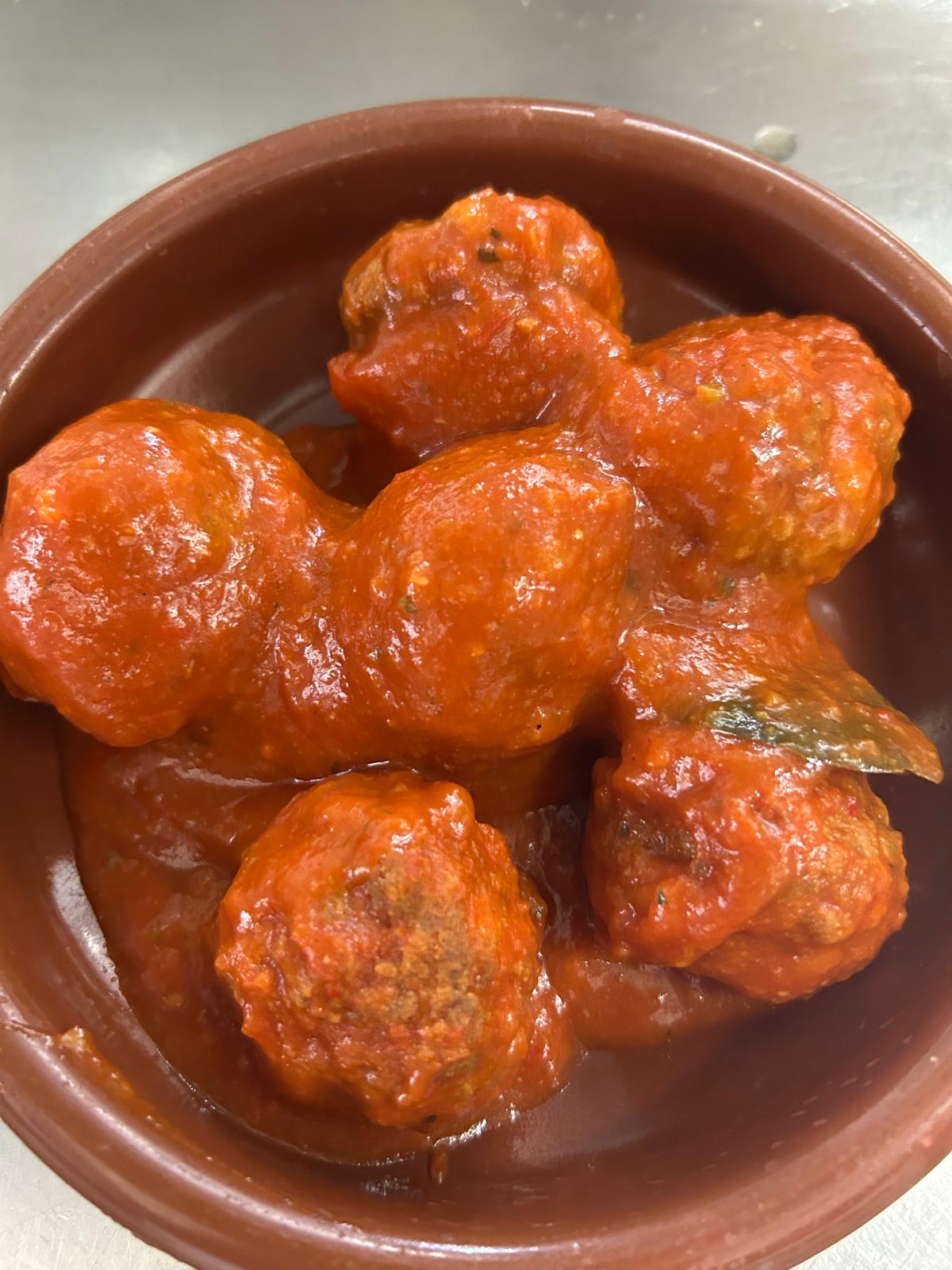 Albóndigas caseras en salsa de tomate